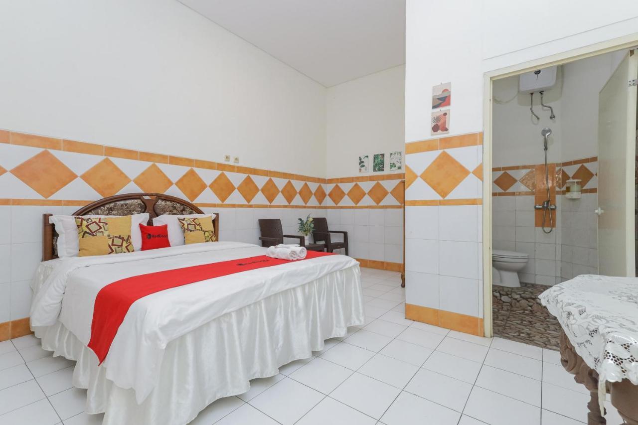 Oyo 2707 Graha Surya Syariah Hotel 2*