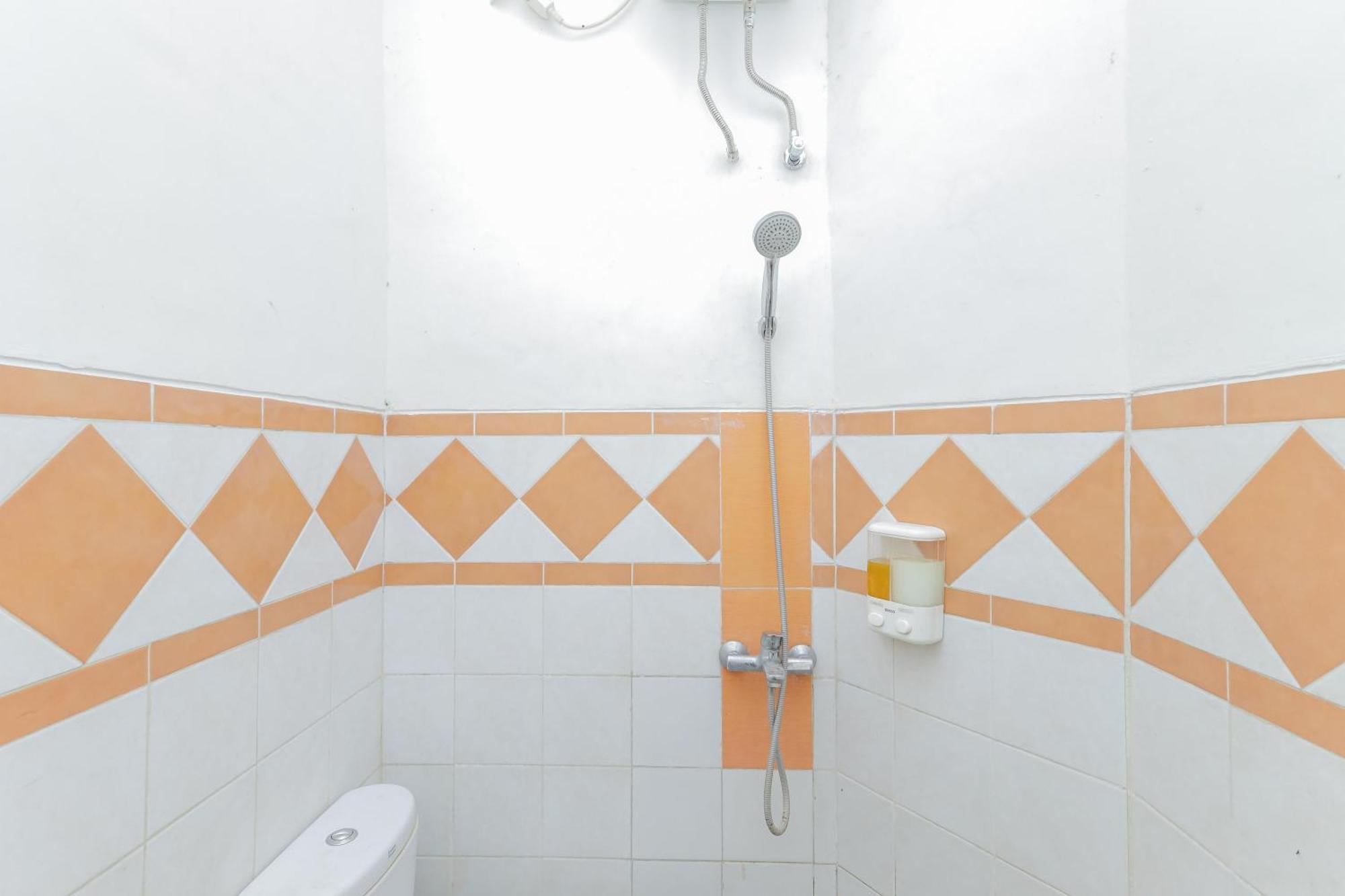 Oyo 2707 Graha Surya Syariah Hotel 2*